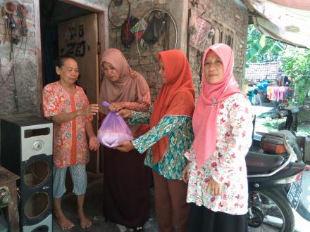 Penyerahan bantuan sembako dari Gerakan Gerbu